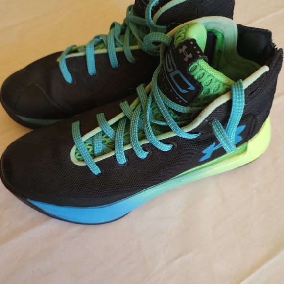 Under Armour SC 3ZER0 Size 4.5 Youth Mid Black/Blue/Green - Picture 1 of 7